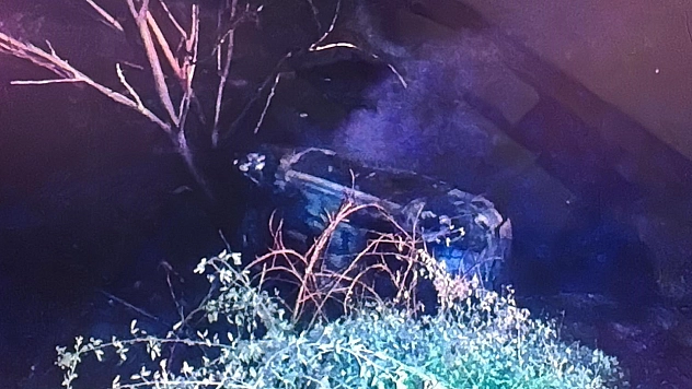 Malatya'da şarampole yuvarlanan araç alev aldı