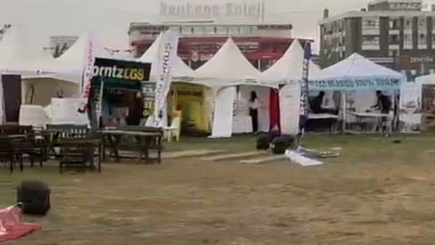 Malatya'da şiddetli fırtına: Kent Parkı'nda çadırlar uçtu