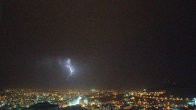 Malatya'da şimşekler geceyi aydınlattı