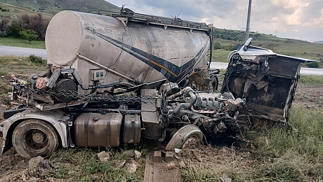 Malatya'da tanker tarlaya devrildi, sürücü yaralandı