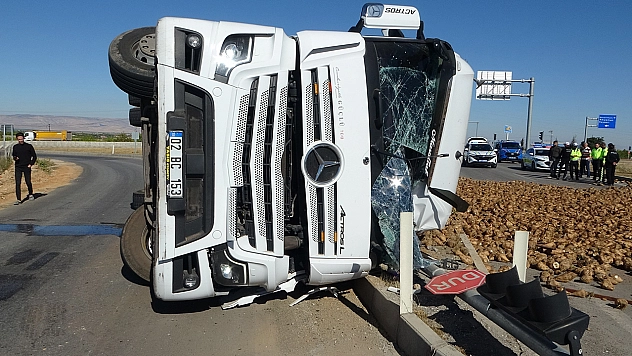 Malatya'da tır devrildi!