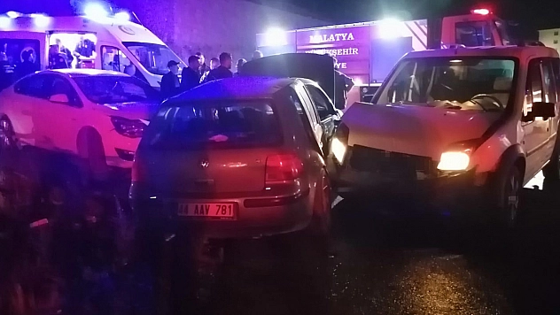 Malatya'da üç aracın karıştığı kazada 2 kişi yaralandı