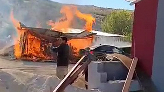 Malatya'da yangın: Park halindeki araç da hasar aldı