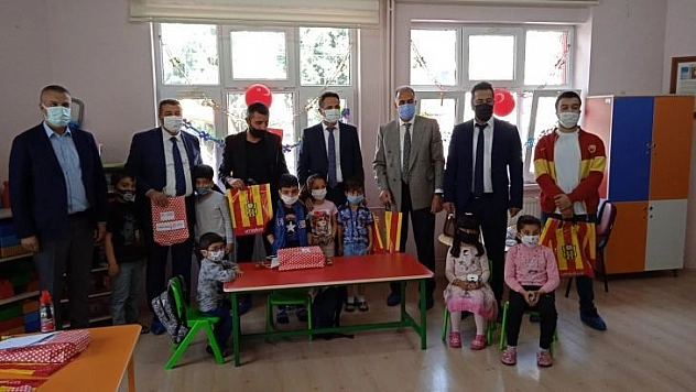 Malatyasporlu taraftarlar çocukların bayramını unutmadı