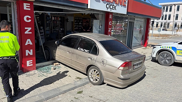 Malaya'da El freni çekilmeyen araç eczaneye girdi