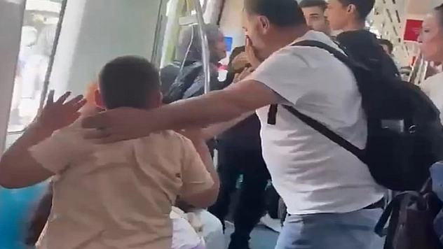 Marmaray'da çocuklarının yanında babayı darbeden iki şahıs yakalandı