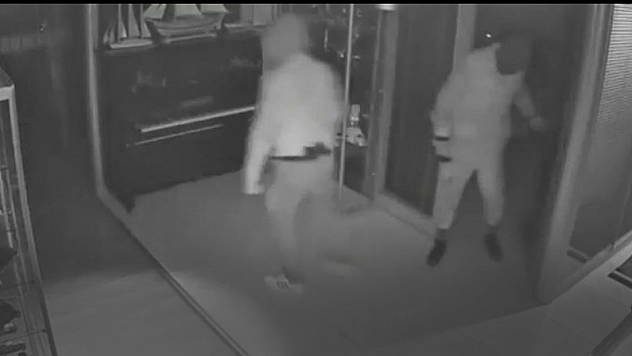 Maskeli beşler girdikleri işletmelerde çelik kasaları böyle patlattı