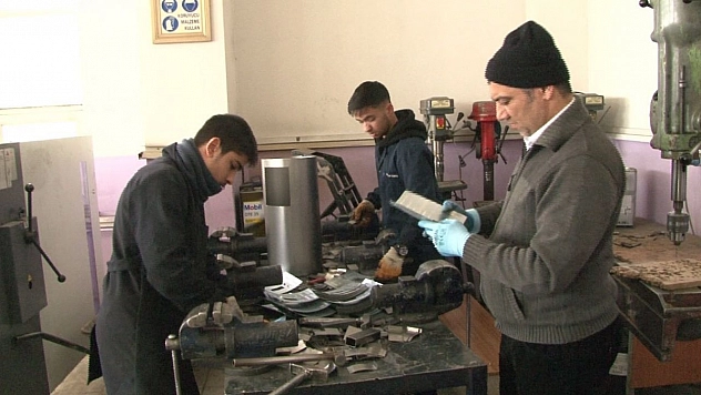 Meslek lisesinde depremzedeler için soba üretimi yapılıyor