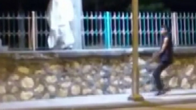 Mezarlıkta 'beyaz çarşaf' şakası