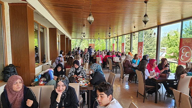 MHP Kadın Kolları'ndan anneler gününe özel anlamlı etkinlik