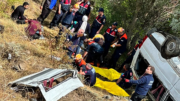 Minibüs şarampole uçtu: 4 ölü, 10 yaralı