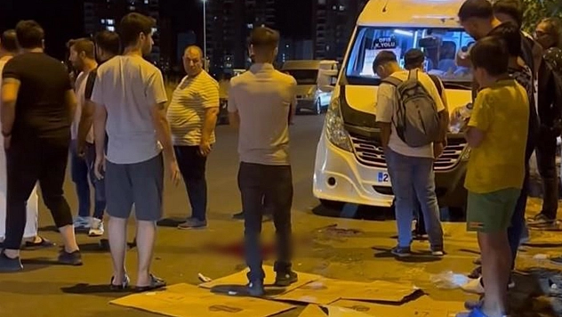 Minibüs Yayalara Çarptı: 1 Ölü, 1 Ağır Yaralı