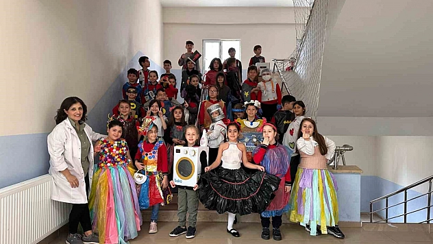 Minik öğrencilerden 'geri dönüşüm' defilesi