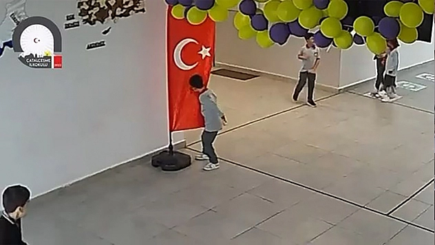 Minik yürek, büyük sevgi: bayrağı öpüp alnına koydu