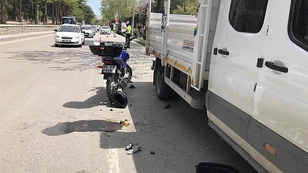 Motosiklet, kamyonete çarptı: 2 yaralı