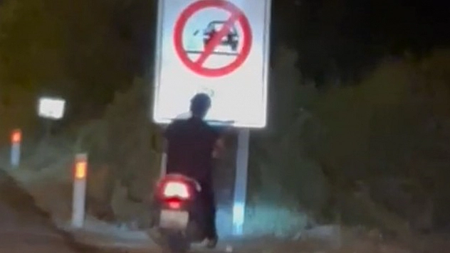 Motosiklet sürücüsü yol kenarındaki 'çöp atma' yazılı uyarı levhasına kafasını çarptı