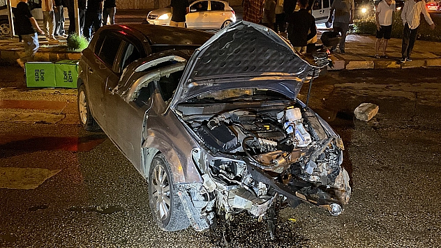 Motosikletle çarpışan otomobil direği devirdi: 5 yaralı