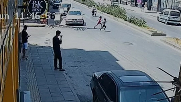 Motosikletlinin çarptığı 2 çocuktan biri öldü