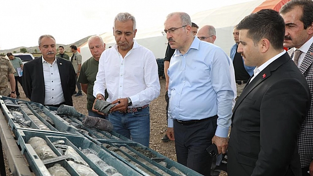 Ne Demişti Şair: Yaprak Döker Bir Yanımız, Bir Yanımız Bahar Bahçe...