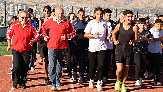 Necdet Ayaz, adının verildiği sahada eşiyle birlikte koştu