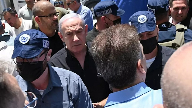 Netanyahu, İran'ın enkaza çevirdiği Bat Yam kentinde görüntülendi