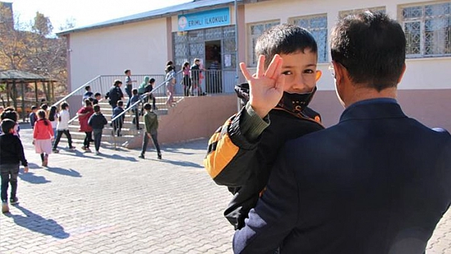 O bir öğretmenden daha fazlası, engelli öğrencisini her teneffüs kucağında gezdiriyor