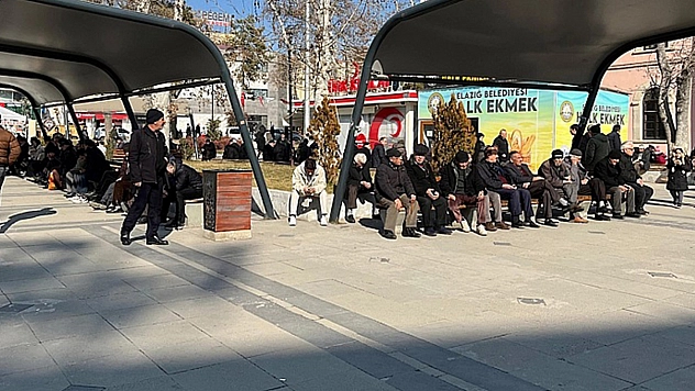 O emeklilere ikinci maaş verilecek