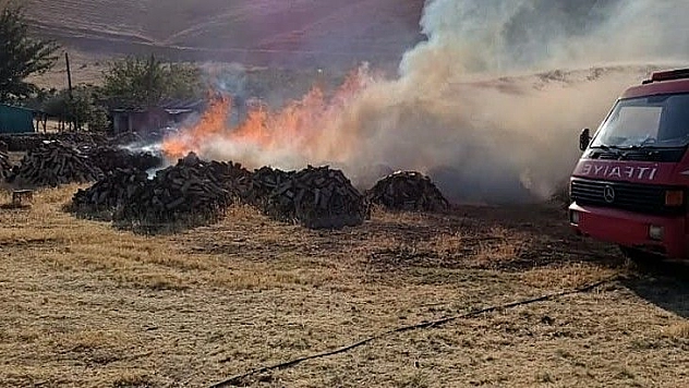 Odun ambarında çıkan yangın söndürüldü