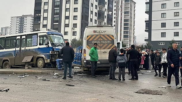Öğrenci Servisi İle Yolcu Minibüsü Çarpıştı