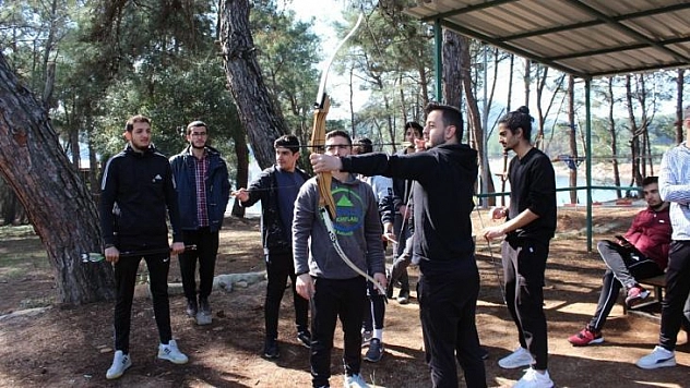 Öğrenciler doğa sporları dersi uygulamalarını kampta yaptı