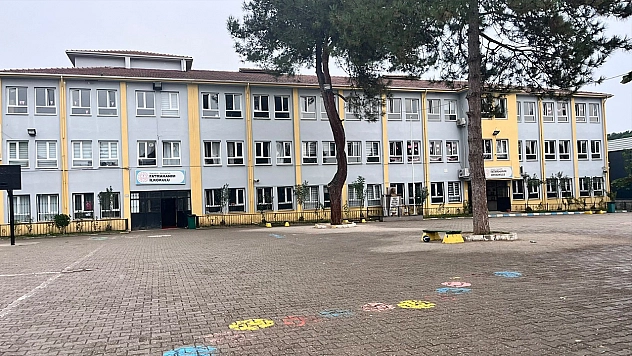 Öğrencilerin kavgasını ayıran hizmetli darbedildi, öğretmen baygınlık geçirdi