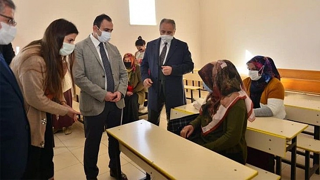 Okuma yazma öğrenen kursiyerlere sertifikaları verildi