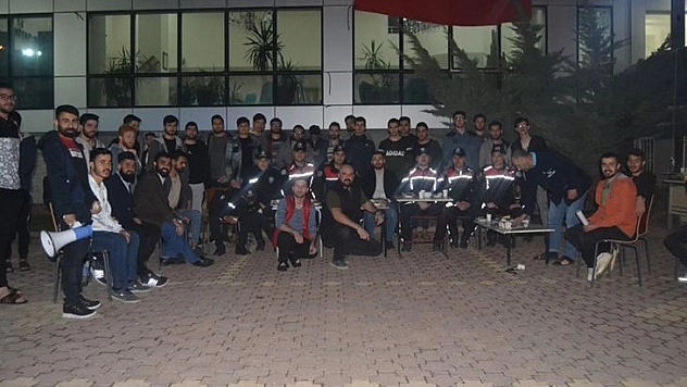 'Olay Var' İhbarıyla Yurda Giden Polislere Üniversiteli Gençlerden Sürpriz Kutlama