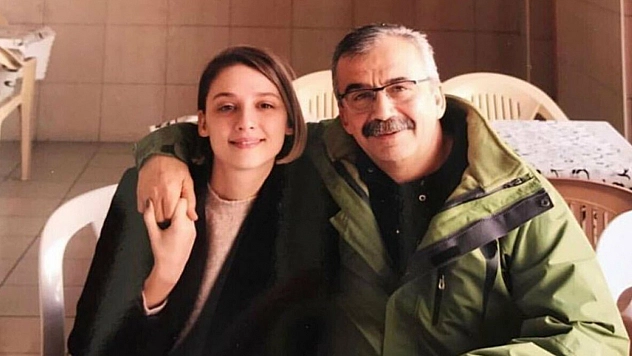 Önder'in kızı babasına yazdığı mektubu gözyaşları içinde okudu