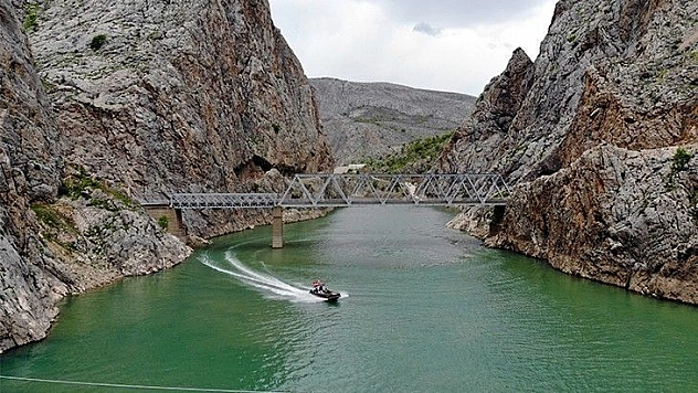 Ortadoğu'nun en uzun akarsuyu Fırat Nehri 3 ülkeye hayat veriyor