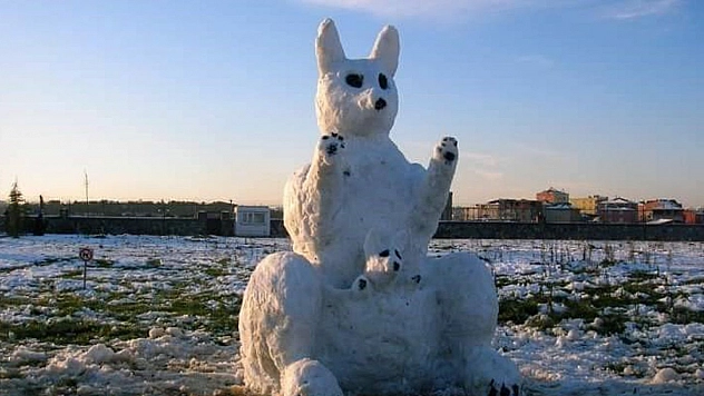 Oto tamirci, kardan heykelleri ile heykeltıraşlara adeta taş çıkardı
