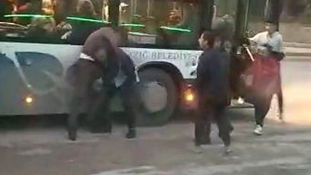 Otobüs 5 metre ileride indirdi diye kavga çıkarttı