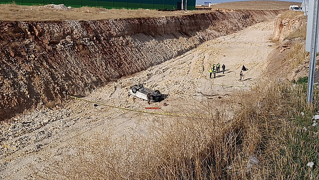 Otomobil 15 metre yükseklikten çalışma yapılan yola uçtu!