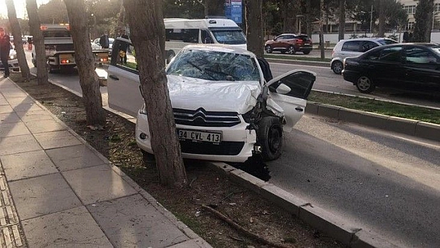 Otomobil ağaca çarptı: 3 yaralı