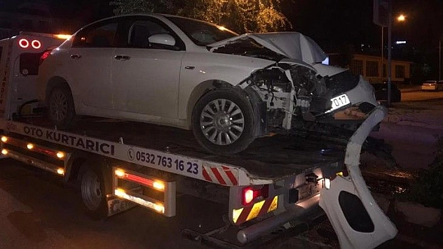 Otomobil aydınlatma direğine çarptı: 2 yaralı