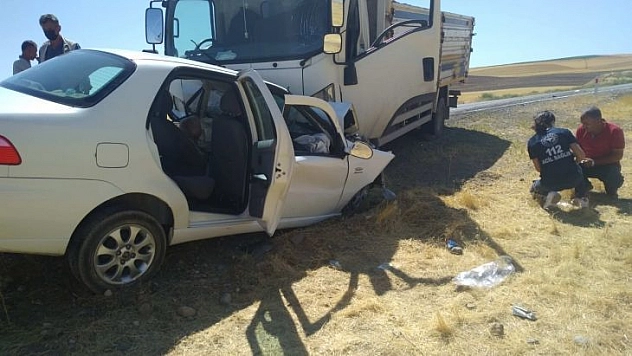 Otomobil ile kamyon çarpıştı: 1 ölü, 1 yaralı