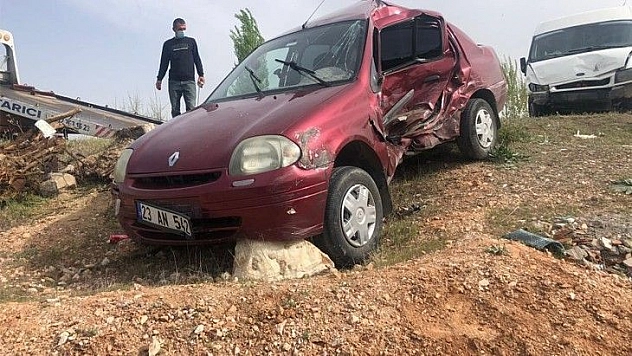 Otomobil ile minibüs çarpıştı: 2 yaralı