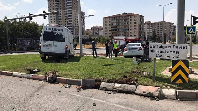 Otomobil İle Minibüs Çarpıştı