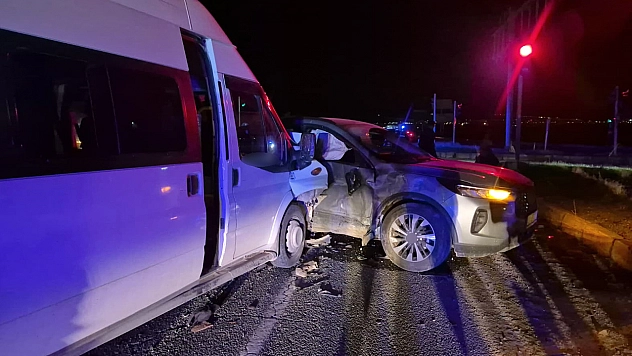 Otomobil ile minibüs çarpıştı: 12 yaralı