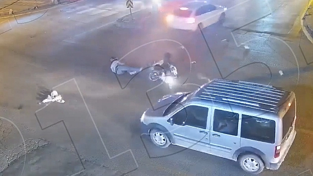 Otomobil ile motosikletin çarpışması kamerada