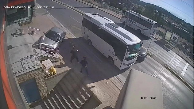 Otomobil merdiven boşluğuna uçtu: 2 kişi ezilmekten saniyelerle kurtuldu