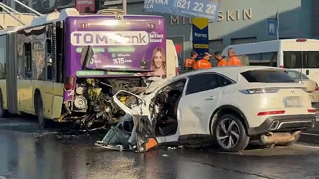 Otomobil otobüsüne saplandı: Çok sayıda kişi hayatını kaybetti