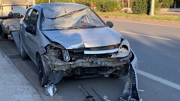 Otomobil park halindeki araçlara ve yayaya çarptı: 1 ağır yaralı