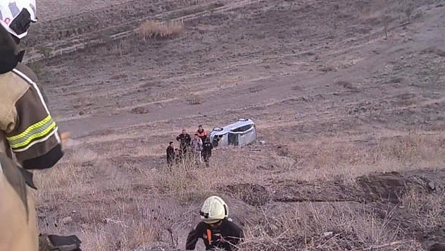Otomobil şarampole yuvarlandı: Yaralı sürücüyü itfaiye kurtardı