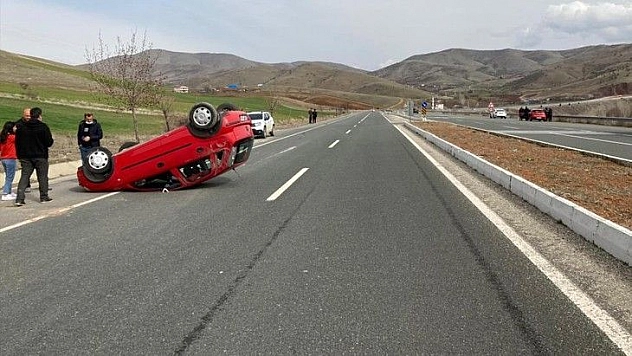 Otomobil ters döndü, sürücü yara almadan kurtuldu